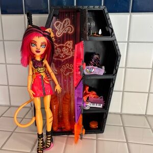Monster High Skulltimate Secrets Neon Frights Toralei Stripe fashion doll